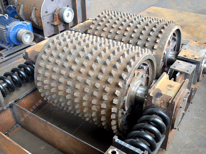 雙齒輥破碎機(jī)如何調(diào)間隙？