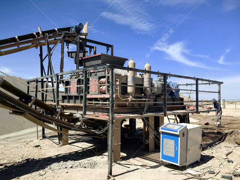 在挑選白云石對(duì)輥破碎機(jī)生產(chǎn)廠家時(shí)，該考慮哪些因素呢？