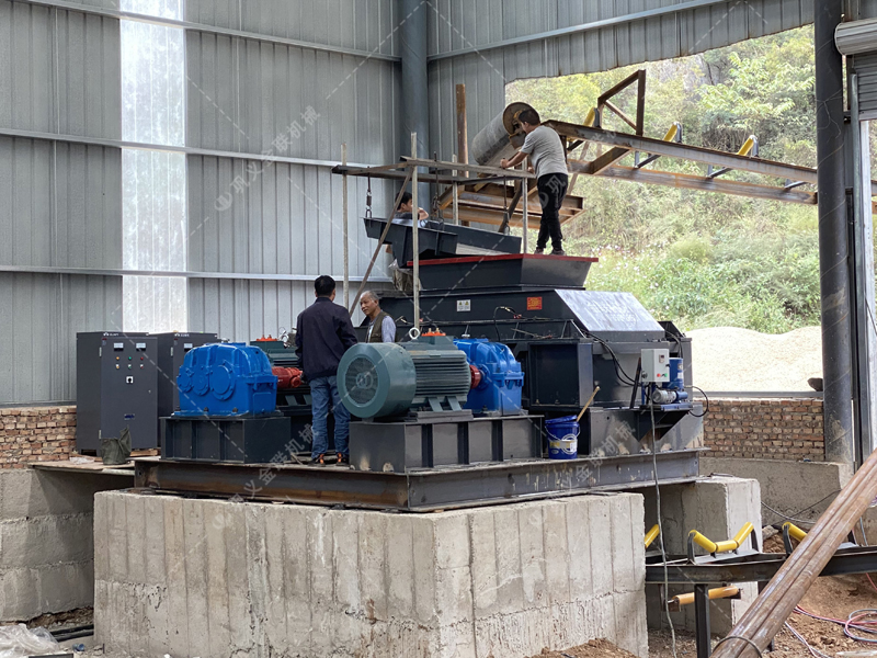 大型砂石廠購(gòu)置一臺(tái)重型對(duì)輥破碎機(jī)需要投資多少？