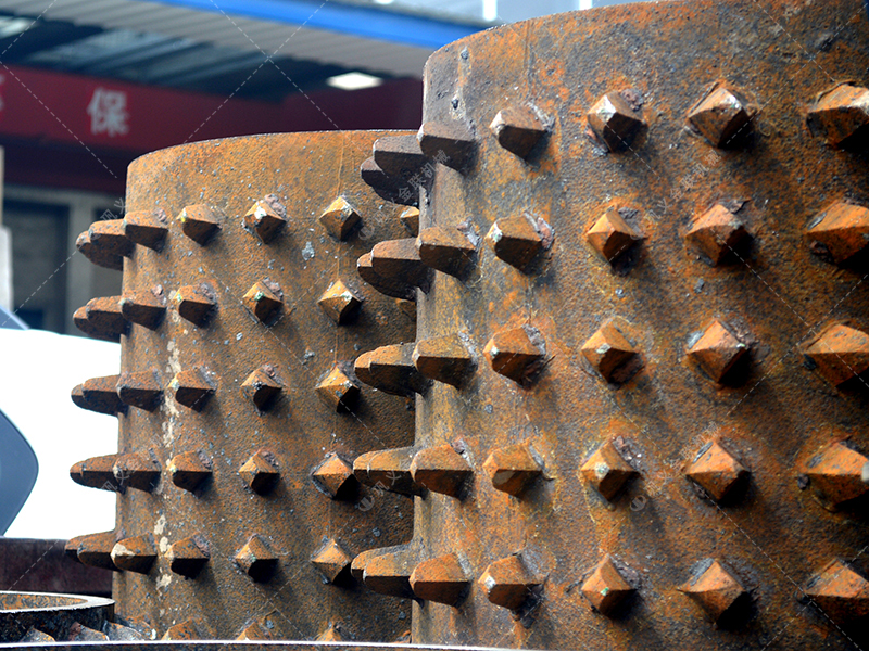 面對(duì)大塊高硬度的原煤與煤矸石，雙齒輥破碎機(jī)憑什么能“啃”得動(dòng)？