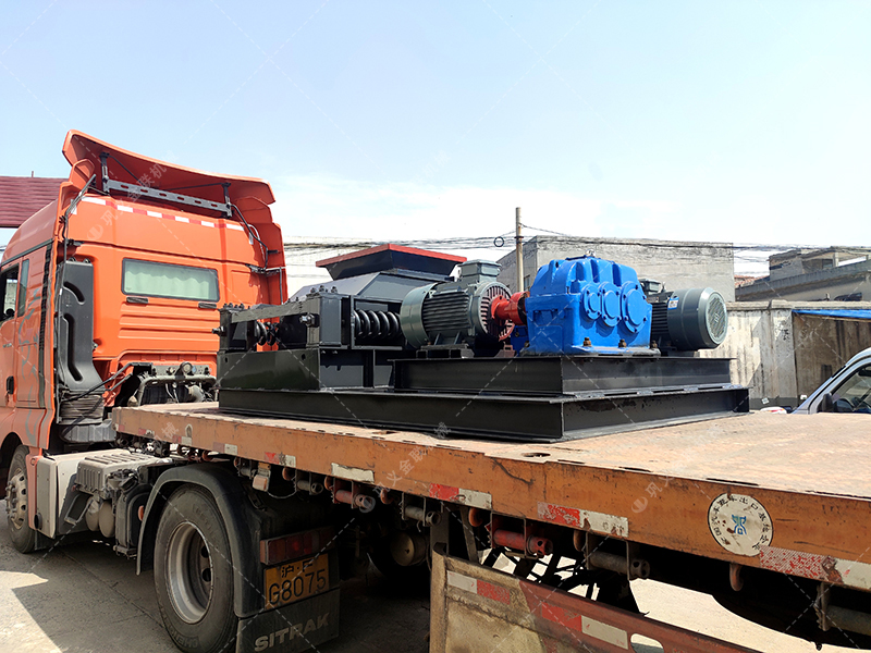 面對(duì)大塊高硬度的原煤與煤矸石，雙齒輥破碎機(jī)憑什么能“啃”得動(dòng)？